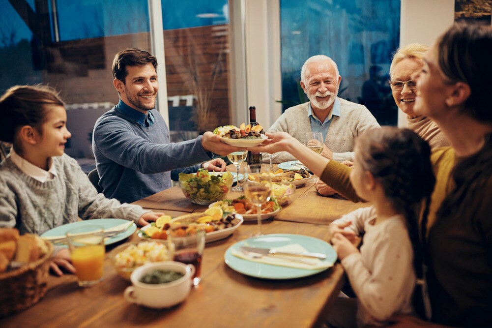 wertvollER Ernährung bei Prostatakrebs Familie beim Essen