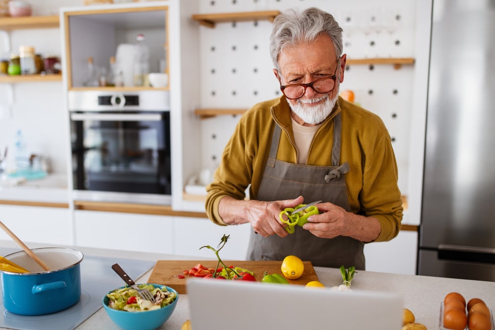 wertvollER Ernährung bei Prostatakrebs kochender Mann