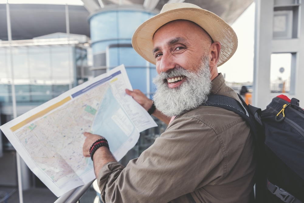 wertvollER Reisen mit Prostatakrebs Mann mit Landkarte