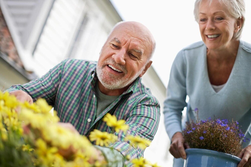 wertvollER Liebe bei Prostatakrebs Paar bei der Gartenarbeit
