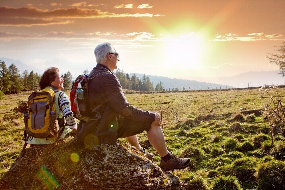 wertvollER Reisen bei Prostatakrebs Paar macht Pause beim Wandern