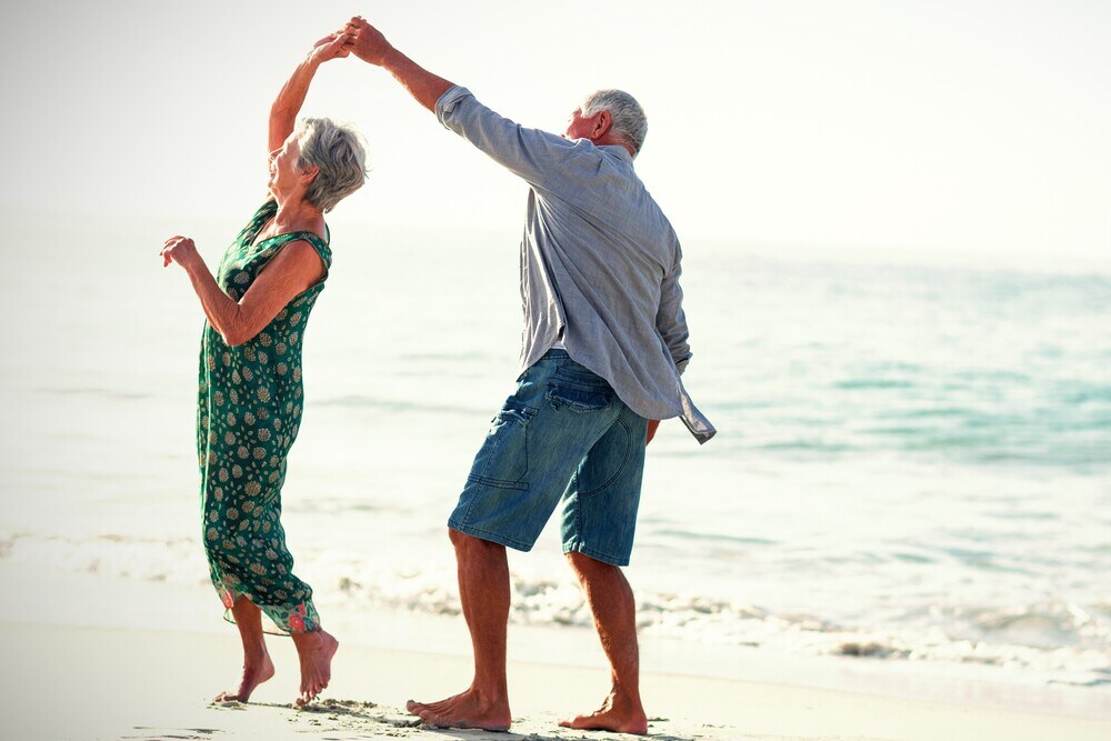 wertvollER Sex bei Prostatakrebs Paar tanzt am Strand