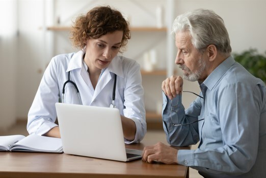 wertvollER: Prostatakrebspatient spricht mit Ärztin