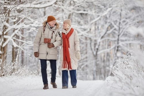 wertvollER: Ehepaar macht Spaziergang im Schnee