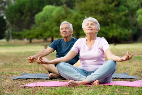 wertvollER: Prostatakrebspatient macht mit seiner Frau Yoga im Park