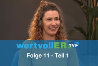 wertvollER TV: Sozialarbeiterin mit blonden Locken lächelt in die Kamera