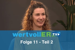 wertvollER TV: Sozialarbeiterin mit blonden Locken lächelt in die Kamera