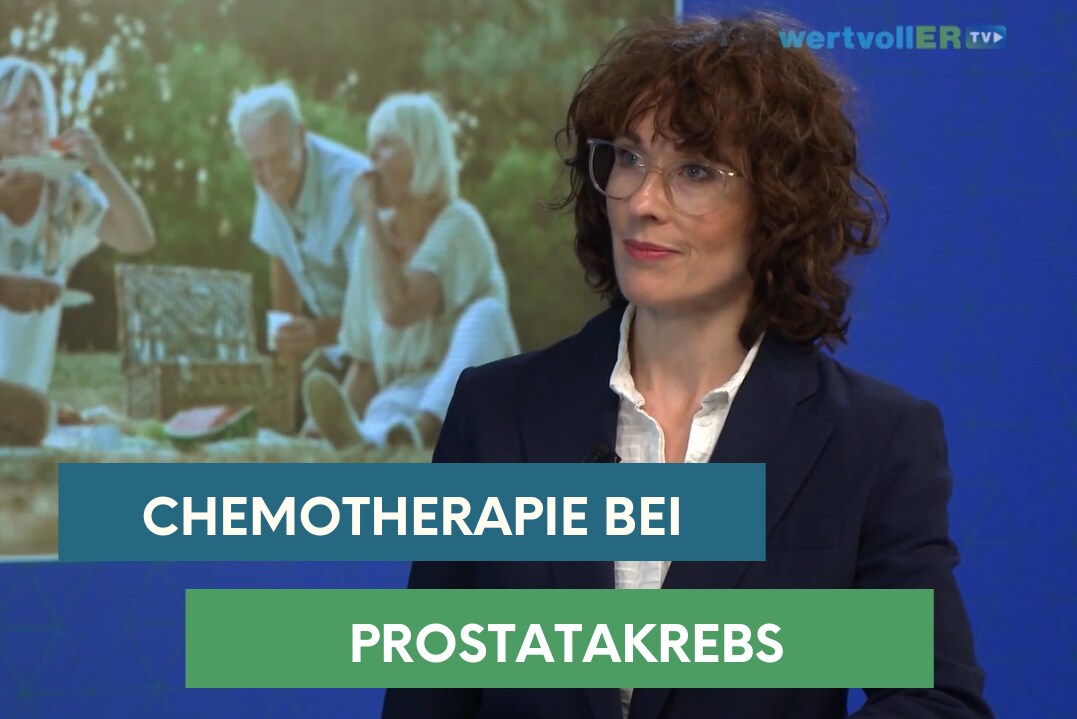 Frau mittleren Alters mit dunklen Locken steht vor einer blauen LED-Wand. Im Vordergrund der Grafik steht "Chemotherapie bei Prostatakrebs".