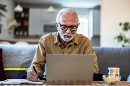 wertvollER: Protatakrebspatient recherchiert am Laptop nach S3-Leitlinie