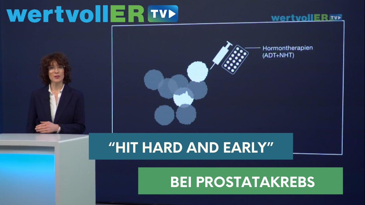 Frau mittleren Alters mit dunklen Locken steht vor einer digitalen Grafik. Im Vordergrund der Grafik steht "Hit Hard and Early bei Prostatakrebs".