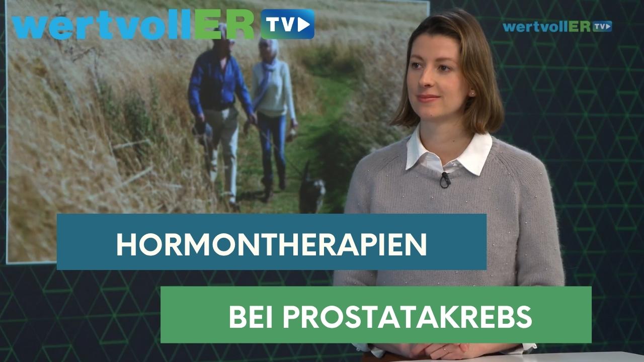 Junge Frau mit glatten hellbraunen Haaren steht vor einer digitalen Grafik. Im Vordergrund der Grafik steht "Hormontherapien bei Prostatakrebs".