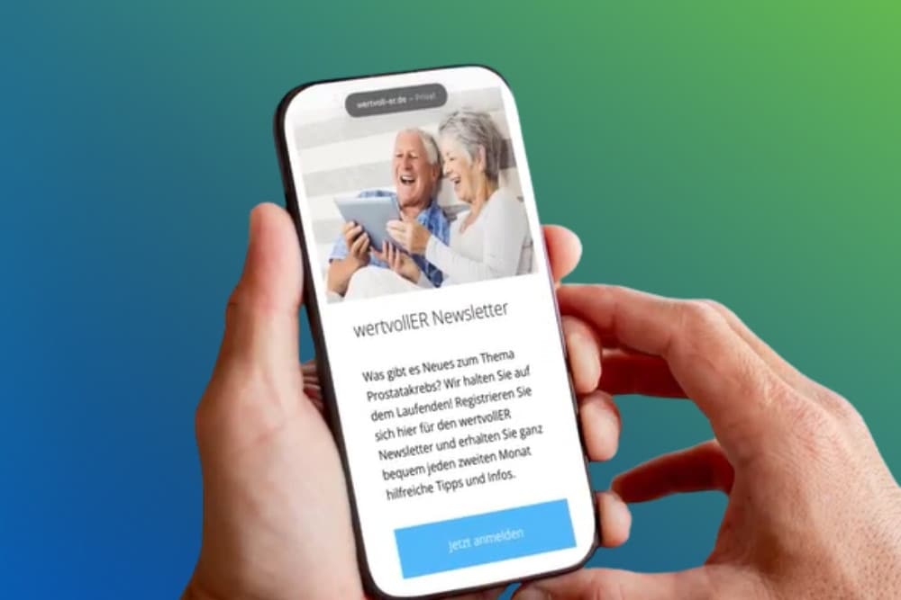 Person hält Smartphone in den Händen, auf dem der wertvollER Newsletter geöffnet ist 850x850px