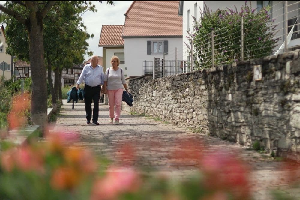Prostatakrebspatient Joachim Arm in Arm mit seiner Schwester 1000x667px