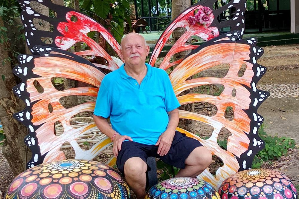 Prostatakrebspatient Joachim P. vor einem Schmetterlingshintergrund 1000x667px