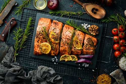 Gebratener Lachs, angerichtet mit Rosmarin und Zitrone