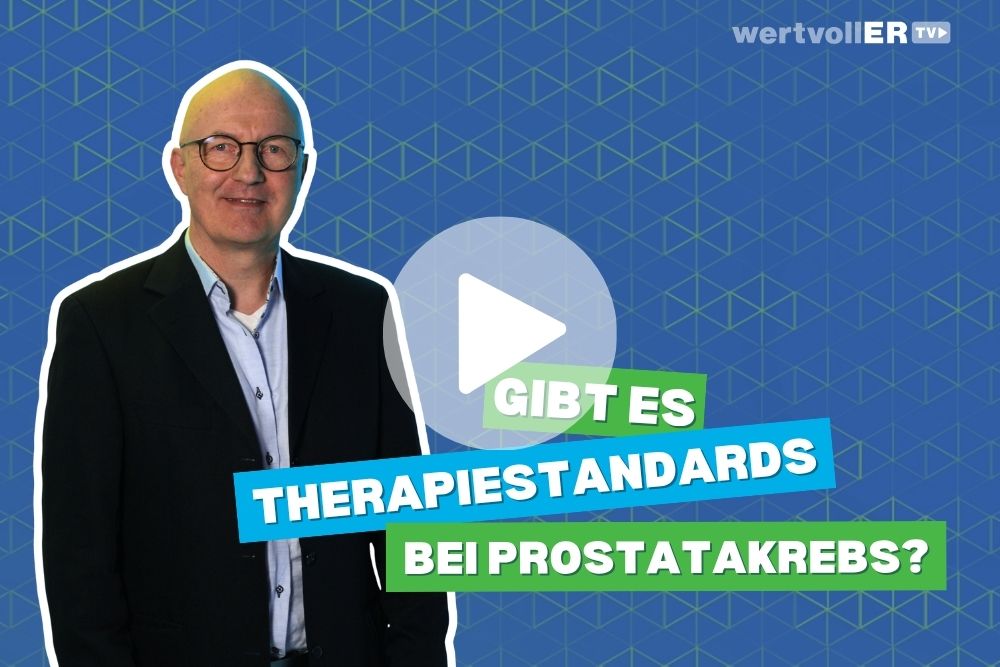 Dr. Guido Breuer vor blauem Hintergrund mit der Aufschrift „Gibt es Therapiestandards bei Prostatakrebs?“ und Play-Button 