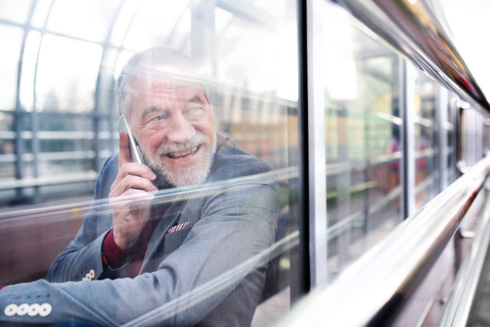 Prostatakrebspatient telefoniert im Zug