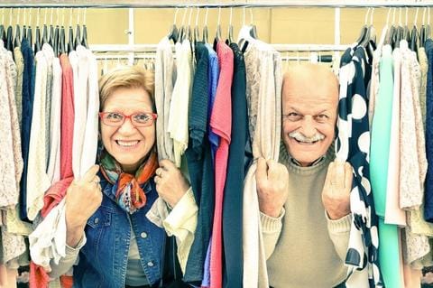 wertvollER: Ordnung und Motivation im neuen Jahr Älteres Pärchen gucken zwischen Kleidern hervor