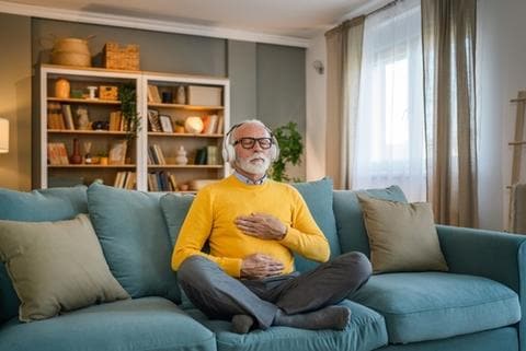 kraft-von-meditation-bei-prostatakrebs älterer-mann-meditiert-im-wohnzimmer