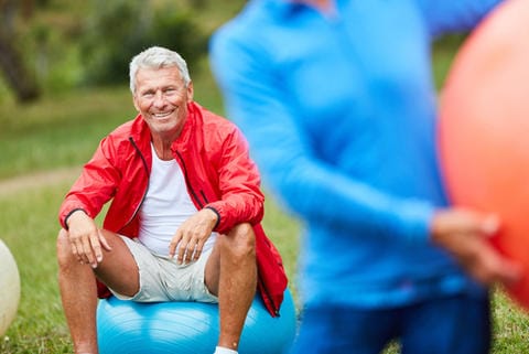 wertvollER: Prostatakrebspatient sitzt auf Gymnastikball