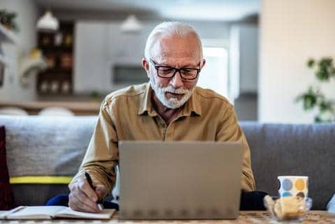 wertvollER: Prostatakrebspatient recherchiert S3-Leitlinie am Laptop